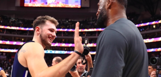 LeBron James y Luka Doncic se saludan tras el partido de ayer.