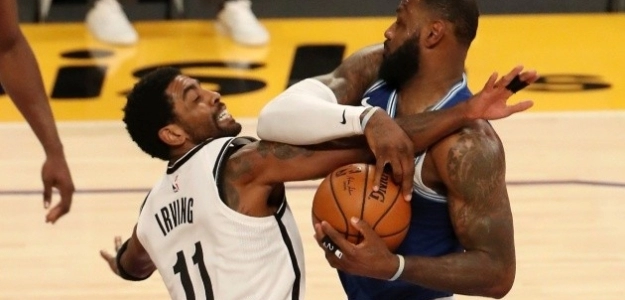 LeBron James frente a Kyrie Irving en un Nets-Lakers.