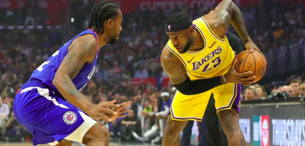 LeBron James, frente a Kawhi Leonard.