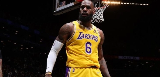 LeBron James, brazos en jarra, durante un encuentro de Los Ángeles Lakers "Foto: NBA.com"