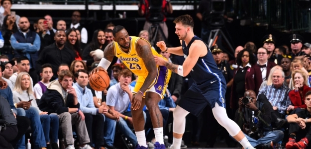 Luka Doncic, defendiendo a LeBron James. 