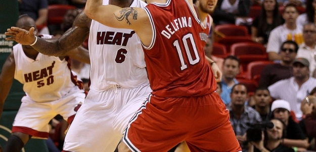 LeBron James contra Carlos Delfino en la NBA.