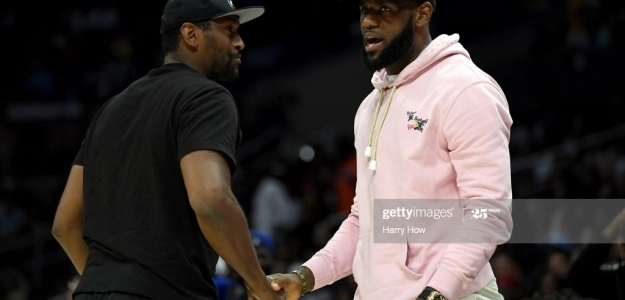 LeBron James saludando a Metta World Peace.