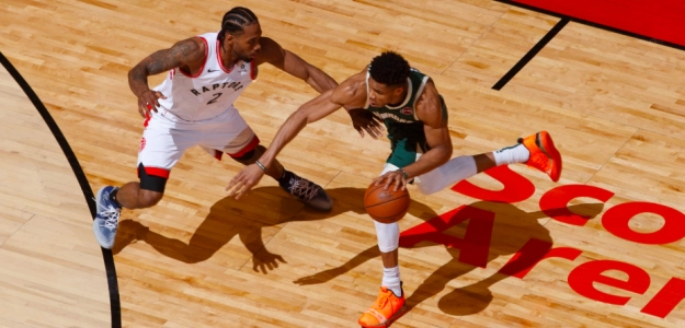 Kawhi Leonard superó a Giannis Antetokounmpo en el tercer partido.