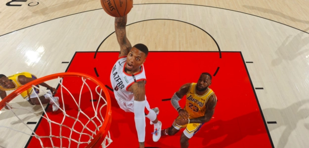 Lillard anota ante LeBron James.