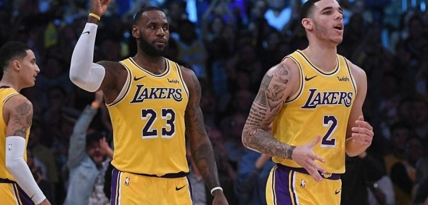 LeBron James y Lonzo Ball, jugadores de Los Angeles Lakers.