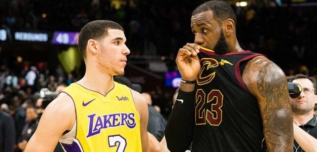 Lonzo Ball, con LeBron James.
