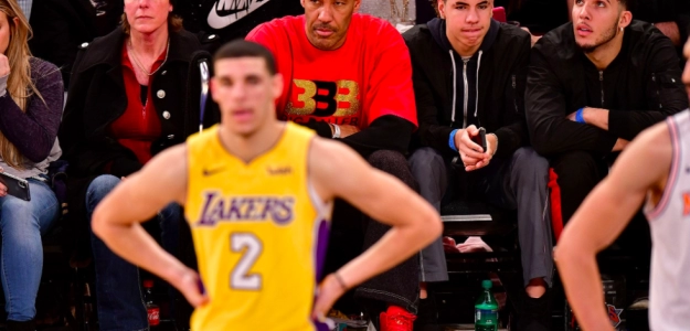 Lonzo Ball tiene a su padre siempre detrás.