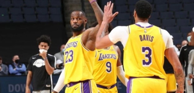 LeBron James saluda a Anthony Davis durante un tiempo muerto "Foto: NBA.com"