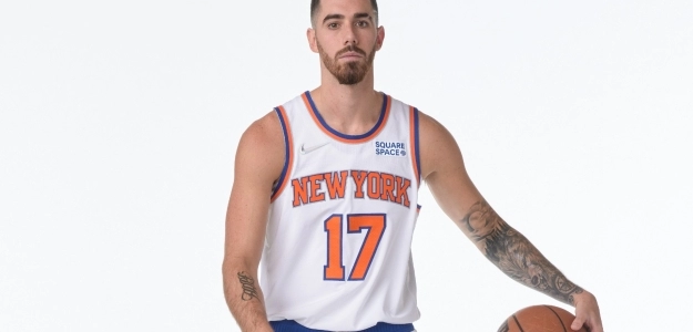 Lucas Vildoza posó con la camiseta de los Knicks, pero no debutó en la NBA.