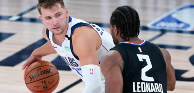 Luka Doncic y Kawhi Leonard durante la eliminatoria de playoffs. Foto: Ashley Landis-Pool/Getty Images
