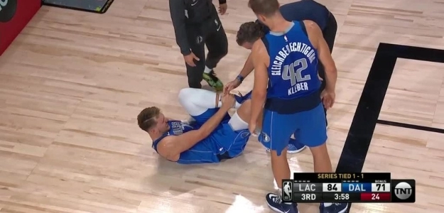 Luka Doncic cayó lesionado en el Game 3 contra los Clippers.