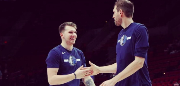 Luka Doncic y Dirk Nowitzki, en el banquillo ante los Grizzlies.