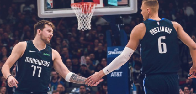 Luka Doncic y Kristaps Porzingis, jugadores de los Mavs.