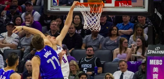 Luka Doncic intenta sin éxito un tapón ante los Kings.
