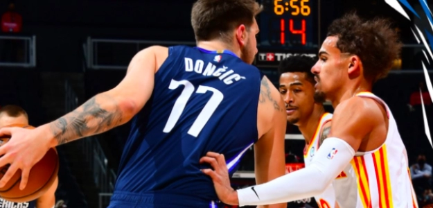 Luka Doncic, encarando a Trae Young.