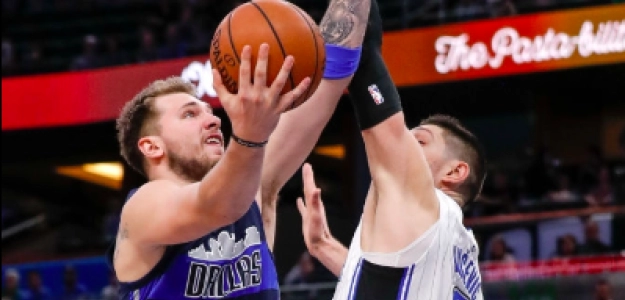 Luka Doncic ataca el aro pese a la oposición de Nikola Vucevic. Foto: Getty.