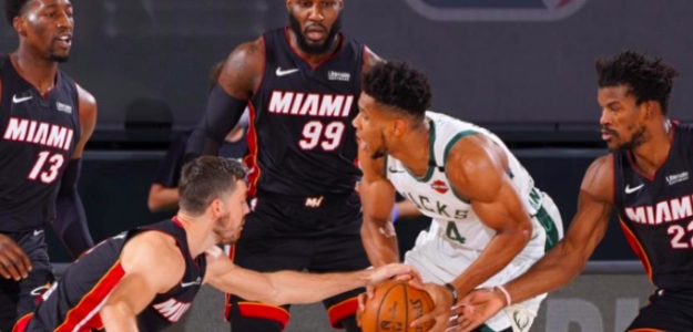 Giannis Antetokounmpo, defendido por cuatro jugadores de Miami Heat.