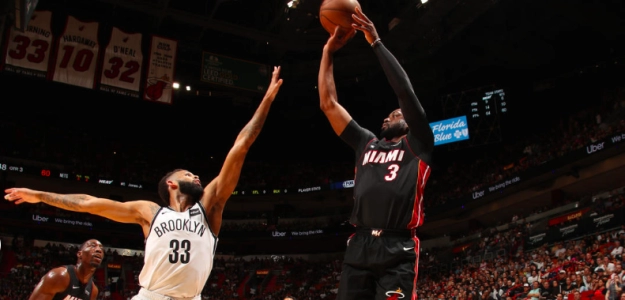 Dwayne Wade intenta una canasta ante los Nets.