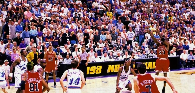 Michael Jordan, antes de anotar la canasta más famosa de la historia del baloncesto.