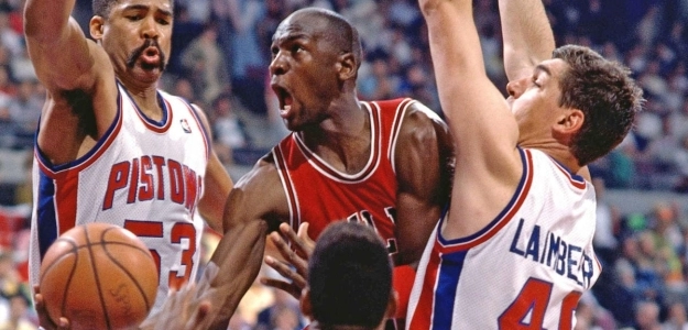 Michael Jordan, intentando anotar ante la defensa de Detroit Pistons en 1988.