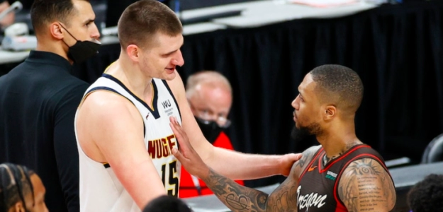 Nikola Jokic, felicitado por Damian Lillard.