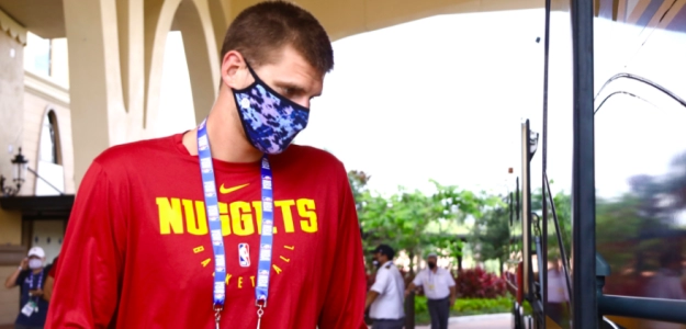 Nikola Jokic aterrizó por fin en Orlando.