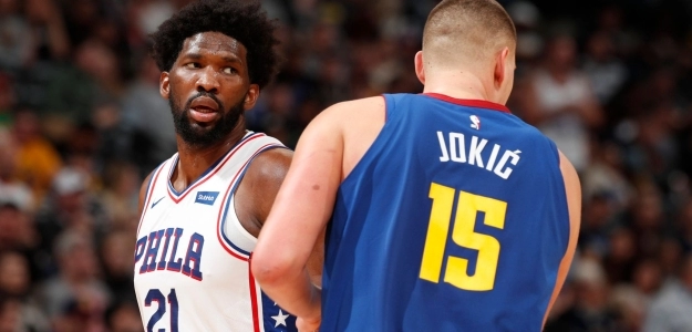 Joel Embiid, junto a Nikola Jokic.