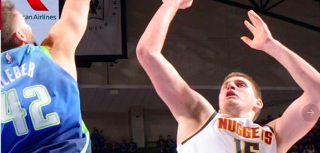 Nikola Jokic, ante Maxi Kleber.