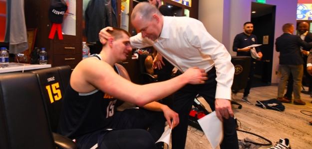 Nikola Jokic es felicitado por su entrenador Michael Malone.