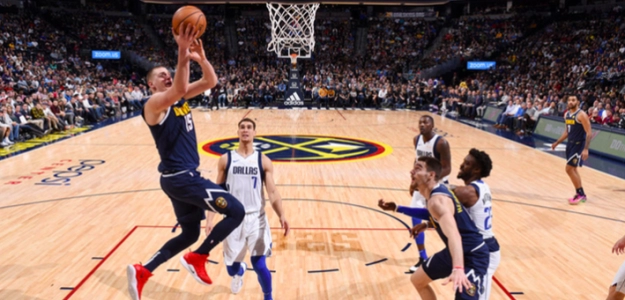 Nikola Jokic anota ante los Mavericks. Foto: @nuggets