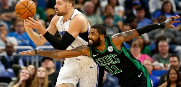Nikola Vucevic y Kyrie Irving durante el partido.