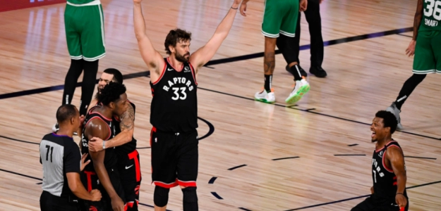 Los jugadores de los Raptors celebran el game winner de OG Anunoby.