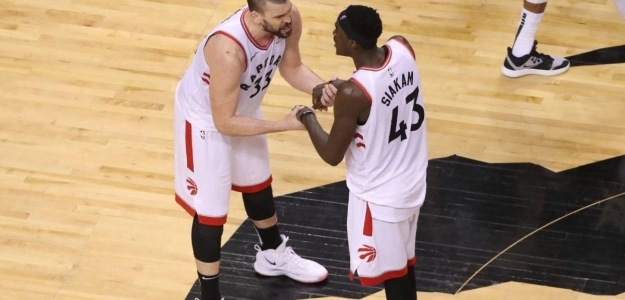 Marc Gasol, junto a Pascal Siakam, en un duelo de los Raptors.