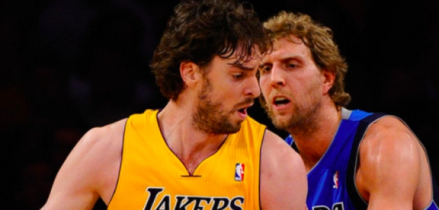 Pau Gasol y Dirk Nowitzki, durante un Lakers-Mavs.