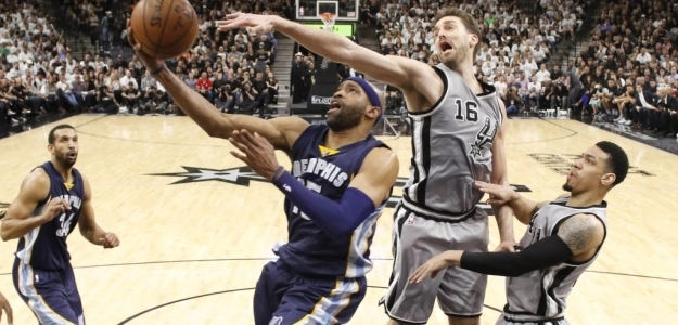 Pau Gasol tapona a Vince Carter durante un Grizzlies-Spurs.