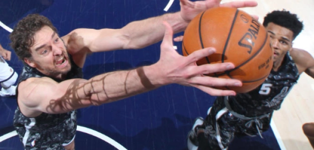 Pau Gasol captura un rebote ante Utah Jazz. Foto: @spurs