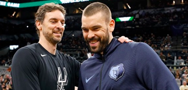 Pau Gasol saluda a su hermano Marc antes del Spurs-Grizzlies.
