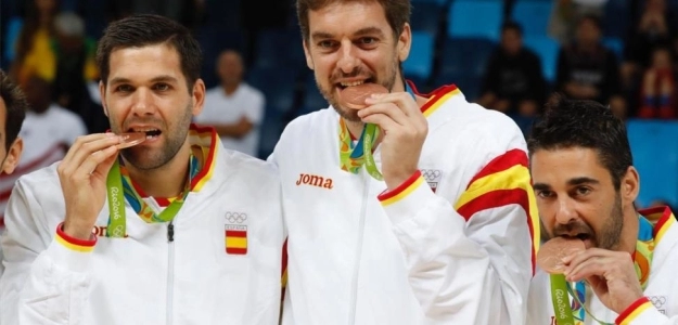 Reyes, Gasol y Navarro celebrando una medalla olímpica. 
