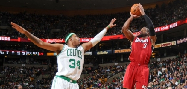 Paul Pierce, saludando a Kyrie Irving.