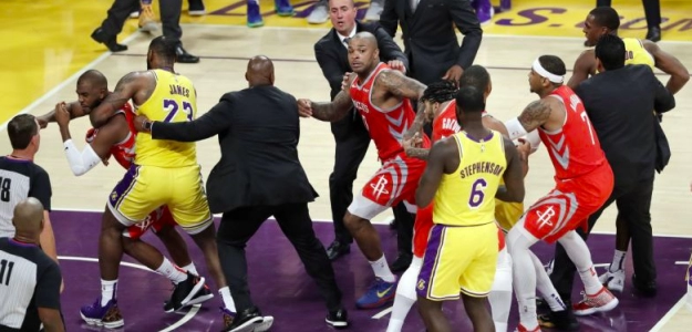 Chris Paul y Rajon Rondo, siendo separados por sus compañeros.