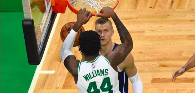 Williams machaca el aro en la cara de Porzingis.