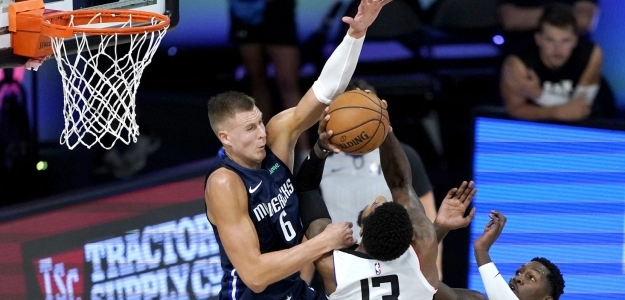 Kristaps Porzingis se queja de Los Angeles Clippers. Foto: gettyimages
