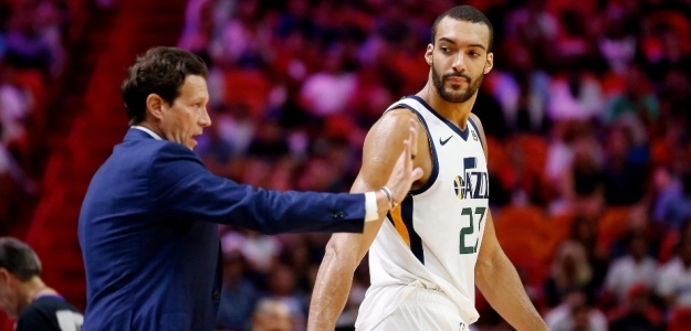 Quin Snyder, entrenador de Utah Jazz, junto a Rudy Gobert.