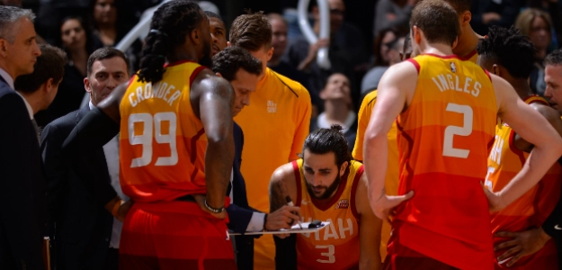 Ricky Rubio, escuchando a su entrenador junto a sus compañeros.