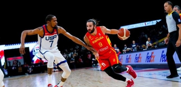 Ricky Rubio, frente a Kevin Durant en el USA vs. España.