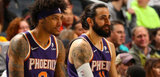 Kelly Oubre Jr. y Ricky Rubio, en el partido ante los Mavs.