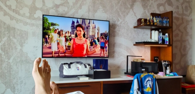 Imagen de la cuenta de Twitter de Robin López, jugador de Milwaukee Bucks, viendo la tele desde su cama en Orlando.