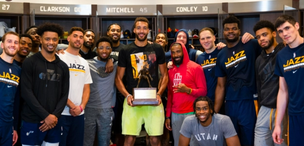 Rudy Gobert, celebrando el galardón junto a sus compañeros en Utah Jazz.
