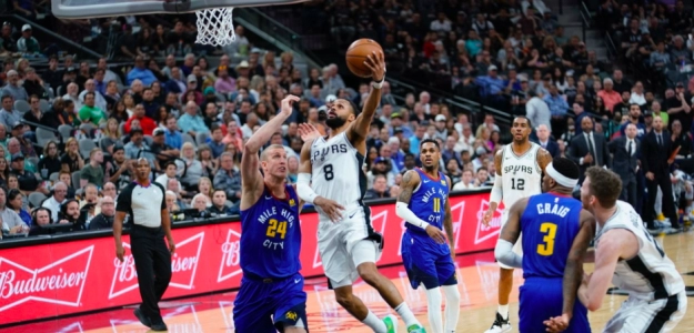 Patty Mills penetra a canasta ante la presencia de Plumlee.